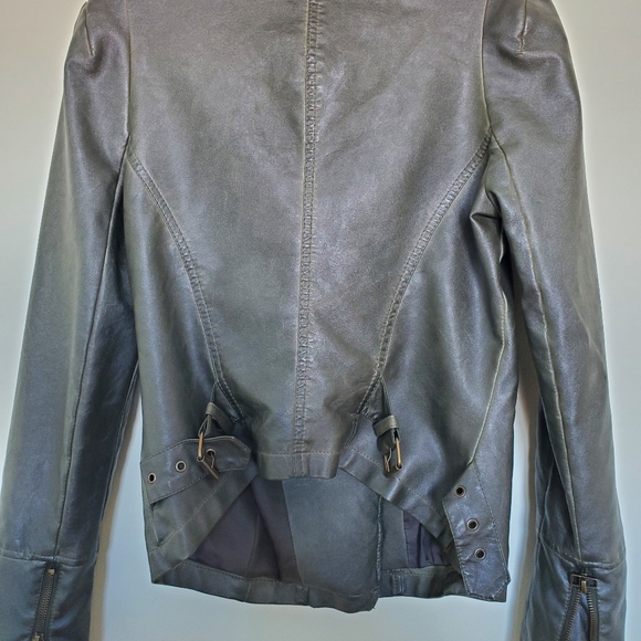 Beautiful faux leather jacket. Worn only a few tim - Picture 5 of 6